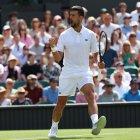 Novak celebra su punto contra el británico Daniel Evans durante su partido de segunda ronda en Wimbledon.