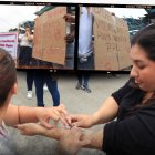 Con pancartas, familiares de los privados de libertad realizaron ayer un plantón afuera de la ‘Peni’.