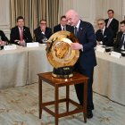 El presidente de la FIFA Gianni Infantino presenta el trofeo de la Copa Mundial de Clubes de la FIFA.