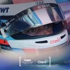 Colapinto llevará ahora la marca Claro en el caso y su gorra.