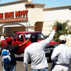 Jornaleros han aprovechado los exteriores de negocios como Home Depot para encontrar empleo.
