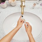 La crema dental circula en Ecuador bajo el nombre de Colgate.