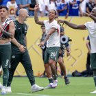 El festejo de Moisés Caicedo (d) tras la victoria sobre Fluminense.