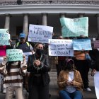 Familiares de los militares acusados llegaros desde todos los rincones del país para hace un plantón afuera del Palacio de Carondelet.