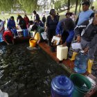 Ante la crisis por la falta de agua, en el barrio Nueva Aurora se aprovecha un ojo de agua.