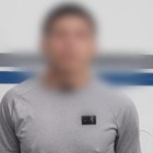 Armas, municiones y un teléfono celular fueron decomisados al detenido.