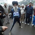 Fauja Singh (C), en una de sus competencias. Murió en su pueblo, en India,
