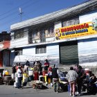 En algunas calles se observan locales de comida cerrados, por la falta de agua.