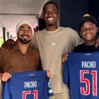 Willian Pacho (c) junto a Junior Sornoza (i) y Juan Cazares, jugadores de Independiente del Valle.