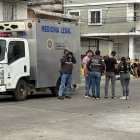 El hombre quedó en la calle Calderón y su cuerpo fue cubierto hasta que llegó la policía.