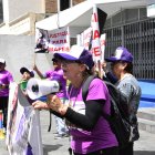 Carlota Rodríguez, madre de la víctima (derecha), asegura que no se cansará de exigir justicia por el femicidio de su hija.