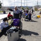 Algunos vecinos utilizan sillas de ruedas para transportar los baldes de agua.