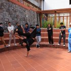 El baile urbano atrae a muchísimos adolescentes. Ellos pueden practicar en espacios al aire libre.
