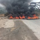 Moradores de Viche bloquean el paso vehicular sobre el puente de la E20.