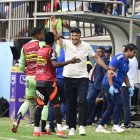 Guillermo Duró pide a sus dirigidos que presionen durante todo el partido.