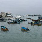 Pescadores mantenses continúan con sus labores diarias pese a la alerta preventiva de tsunami emitida tras el sismo en Rusia.