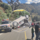 Auto del rally Vuelta al Ecuador tras perder pista en Aguaján, provocando un trágico accidente con víctimas mortales.