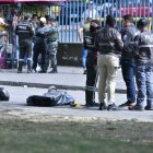 El cuerpo del asaltante quedó sobre la calzada de la avenida Morán Valverde. No ha sido identificado.
