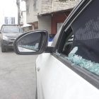 El vehículo blanco atacado a tiros por presuntos sicarios quedó estacionado en la cooperativa 1 de Mayo, mientras la víctima recibía atención médica.