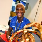 Moisés Caicedo lució el trofeo del Mundial de Clubes ganado con Chelsea.