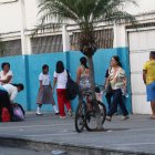 Padres esperan la salida de los estudiantes en los exteriores de la unidad educativa.