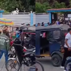 Familiares y dolientes huyen en medio del caos tras el ataque armado ocurrido a la salida del cementerio de Samborondón. Tres personas resultaron heridas.