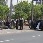 El cuerpo de la víctima fue cubierto con una sábana, mientras la Policía recopilaba las evidencias.