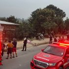 La víctima se encontraba junto a su esposa cuando fue atacado a tiros.