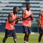 Willian Pacho (d) junto a Moisés Caicedo en el entrenamiento de la Tricolor.