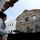 En este balcón, Manuela Cañizares llamó la atención de los indecisos que no sabían si querían luchar por la independencia.