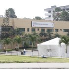 La casa de salud está ubicada en el noroeste del Puerto Principal. Atiende varias especialidades