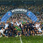Jugadores de PSG celebraron y levantaron el trofeo de la Supercopa de Europa, el quinto título ganado en 2025.