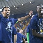 Willian Pacho (d) se ha consolidado en la zaga parisina.