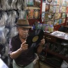 Marcos Ochoa, propietario del negocio, es el encargado de cambiar los discos.