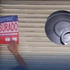 Arcsa decomisó 2.223 productos caducados y clausuró la tienda de abarrotes en el sur de Quito.