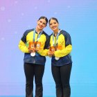 Fabiana Vélez y Jennifer García con la medalla de plata, la primera de Ecuador en esta disciplina