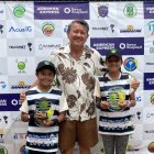 David Mayorga (i), Jonhny Saldivias y Natalia Pinargote, en la premiación de la categoría 11 años unificado.