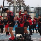 Las vecinas del suburbio llegan uniformadas a las clases de bailoterapia.