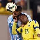 Miler Bolaños fue seleccionado. En esta imagen aparece en un partido contra Argentina.