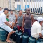 Decenas de personas realizan fila afuera del centro de distribución ubicado frente a la Refinería de Esmeraldas.