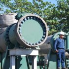 Un trabajador de la estatal Petroecuador en una foto de archivo.