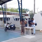 Los tres detenidos fueron presentados la tarde de este miércoles 20 de agosto en el patio de parte del comando de policía de Esmeraldas.