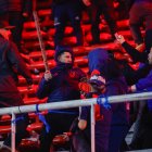 AMDEP1378. AVELLANEDA (ARGENTINA), 20/08/2025.- Hinchas de U de Chile se enfrentan en una tribuna este miércoles, en un partido de los octavos de final de la Copa Sudamericana entre Independiente y Universidad de Chile en el estadio Libertadores de América en Avellaneda (Argentina). EFE/ Juan Ignacio Roncoroni