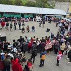 En medio de la asamblea comunitaria se ubicaron a los tres policías.