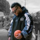 El productor llevaba unas cadenas y otras prendas que permitieron a los policías identificarlo.