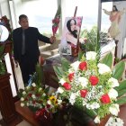 Benito Jama se despide de su hija durante el velorio.