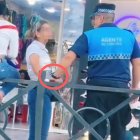 Captura de pantalla de un video que evidencia un presunto acto de corrupción por parte de un agente metropolitano.