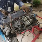 Quitar la tapa de las válvulas es el primer paso para desarmar el motor.