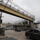 El puente permite el paso sobre la calle Antepara de personas con movilidad reducida. Sin embargo, no se lo usa.