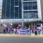 Los familiares de la víctima hicieron un plantón afuera de la Corte Provincial